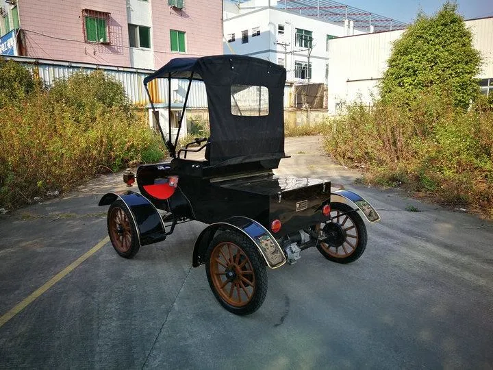รถโบราณยุคทองแดงปี1890 สีดำในมุมมองด้านหลัง